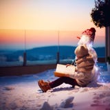 träräknad felik vinter för saga för skoghussnow ung pojke, unge som läser den intressanta boken till hans vänsnögubbe på trädgård royaltyfri fotografi träräknad felik vinter för saga för skoghussnow ung pojke, unge som läser den intressanta boken till hans vänsnögubbe på trädgård royaltyfri fotografi