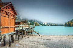 Träsjöbod och dimmigt höstlandskap, Dolomites, Italien, Europa royaltyfria bilder Träsjöbod och dimmigt höstlandskap, Dolomites, Italien, Europa royaltyfria bilder
