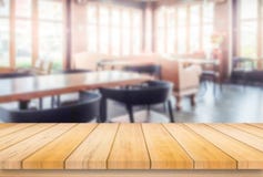 Trätabell eller räknare i coffee shop, bakgrund arkivfoto Trätabell eller räknare i coffee shop, bakgrund arkivfoto
