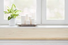 Trätabell över suddig fönsterfönsterbrädabakgrund för produktskärm royaltyfri foto Trätabell över suddig fönsterfönsterbrädabakgrund för produktskärm royaltyfri foto