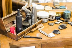 Trätabellen med att raka redskap i en barberare shoppar royaltyfri bild Trätabellen med att raka redskap i en barberare shoppar royaltyfri bild