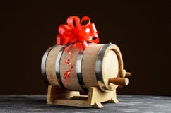 Trätrumma för vin med pilbågen royaltyfri bild Trätrumma för vin med pilbågen royaltyfri bild