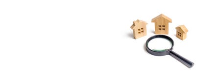 três casas de madeira em um fundo branco O conceito do planeamento urbano, projetos da infraestrutura Comprando e vendendo bens i imagens de stock royalty free três casas de madeira em um fundo branco O conceito do planeamento urbano, projetos da infraestrutura Comprando e vendendo bens i imagens de stock royalty free