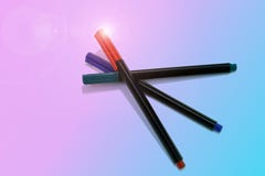 Três marcadores da caneta com ponta de feltro no azul pastel um fundo cor-de-rosa fotos de stock Três marcadores da caneta com ponta de feltro no azul pastel um fundo cor-de-rosa fotos de stock