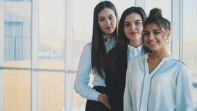 Três mulheres de negócios que trabalham no escritório Três mulheres de negócios que trabalham no escritório