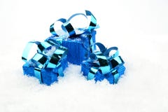 Três presentes azuis do Natal na neve imagem de stock Três presentes azuis do Natal na neve imagem de stock