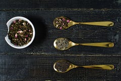 Três tipos de chá nas colheres - verdes, no preto e no Rooibos imagem de stock royalty free Três tipos de chá nas colheres - verdes, no preto e no Rooibos imagem de stock royalty free