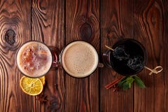 Três vidros com bebidas alcoólicas quentes imagens de stock Três vidros com bebidas alcoólicas quentes imagens de stock