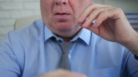 Trött affärsman Close Laptop Screen och fullföljandekontorsjobb arkivfilmer Trött affärsman Close Laptop Screen och fullföljandekontorsjobb arkivfilmer
