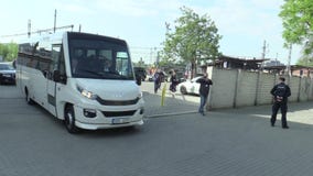 TSCHECHISCHE REPUBLIK BRNOS, AM 2. MAI 2018: Luxusautos Skoda und Audi Prime Minister Andrej Babis, Vorsitzendes Richard Brabec stock video TSCHECHISCHE REPUBLIK BRNOS, AM 2. MAI 2018: Luxusautos Skoda und Audi Prime Minister Andrej Babis, Vorsitzendes Richard Brabec stock video