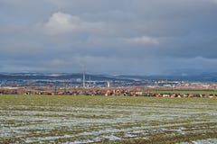 Tsjechisch landschap met stad van Chomutov, dorp van Drouzkovice en Ertsbergen in de winter op 10 januari 2019 royalty-vrije stock foto's Tsjechisch landschap met stad van Chomutov, dorp van Drouzkovice en Ertsbergen in de winter op 10 januari 2019 royalty-vrije stock foto's