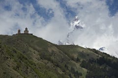 Tsminda Sameba près du village la Géorgie de Kazbegi Gergeti images libres de droits Tsminda Sameba près du village la Géorgie de Kazbegi Gergeti images libres de droits