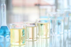 Tubes de laboratoire avec le liquide bleu dans le laboratoire, disponible pour des scientifiques travaillant dans les laboratoire photos libres de droits Tubes de laboratoire avec le liquide bleu dans le laboratoire, disponible pour des scientifiques travaillant dans les laboratoire photos libres de droits