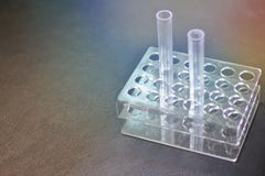 Tubi di plastica vuoti della provetta due sui precedenti da tavolo di cuoio del nero del supporto Provetta di vetro nel laborator fotografia stock libera da diritti Tubi di plastica vuoti della provetta due sui precedenti da tavolo di cuoio del nero del supporto Provetta di vetro nel laborator fotografia stock libera da diritti