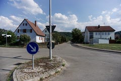 TUBINGEN/GERMANY- 31 JUILLET 2018 : Constructions de logements et routes autour de la ville de T?binga Quelques b?timents regarde images libres de droits TUBINGEN/GERMANY- 31 JUILLET 2018 : Constructions de logements et routes autour de la ville de T?binga Quelques b?timents regarde images libres de droits