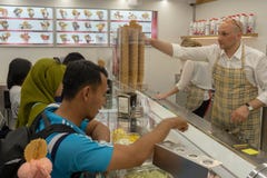 TUBINGEN/GERMANY-, 31. JULI 2018: einige asiatische Touristen kaufen Eiscreme an einem ber?hmten gelato Gesch?ft in Tubingen-Stad stockbilder TUBINGEN/GERMANY-, 31. JULI 2018: einige asiatische Touristen kaufen Eiscreme an einem ber?hmten gelato Gesch?ft in Tubingen-Stad stockbilder