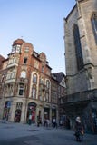 TUBINGEN/GERMANY-JULY 31 2018: klasyczny stylu budynek przy rozdro?a, jest vodafone sklepowymi w Tubingen zdjęcie stock TUBINGEN/GERMANY-JULY 31 2018: klasyczny stylu budynek przy rozdro?a, jest vodafone sklepowymi w Tubingen zdjęcie stock