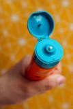 Tubo con crema corporal en manos femeninas en fondo amarillo borroso Concepto del cuidado de piel foto de archivo libre de regalías Tubo con crema corporal en manos femeninas en fondo amarillo borroso Concepto del cuidado de piel foto de archivo libre de regalías