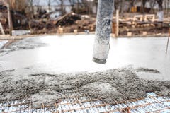 Tubo de bomba automático concreto que trabalha na fundação do canteiro de obras fotos de stock Tubo de bomba automático concreto que trabalha na fundação do canteiro de obras fotos de stock