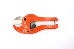 Tubo rosso che taglia progettazione, forbici per il taglio del tubo di plastica isolato su fondo bianco fotografia stock Tubo rosso che taglia progettazione, forbici per il taglio del tubo di plastica isolato su fondo bianco fotografia stock