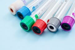 Tubo vacío de la sangre para la prueba de cribado de la muestra de sangre fotos de archivo libres de regalías Tubo vacío de la sangre para la prueba de cribado de la muestra de sangre fotos de archivo libres de regalías