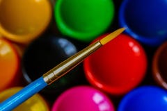 Tubos con la pintura del acrílico o de aceite y cepillo sobre la paleta del artista colorido, foco selectivo fotos de archivo libres de regalías Tubos con la pintura del acrílico o de aceite y cepillo sobre la paleta del artista colorido, foco selectivo fotos de archivo libres de regalías