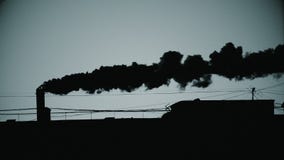 Tubulação com um fumo no nascer do sol Tubulação com um fumo no nascer do sol