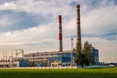 Tubulações de uma planta química da empresa Conceito da poluição do ar Desperdício industrial da poluição ambiental da paisagem d fotografia de stock Tubulações de uma planta química da empresa Conceito da poluição do ar Desperdício industrial da poluição ambiental da paisagem d fotografia de stock