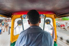 Tuc Tuc-Rikschataxifahrer in Neu-Delhi Tuc Tuc-Rikschataxifahrer in Neu-Delhi