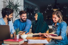 ?tudiants de l'?tude ethnique diverse ? la maison Apprenant et se pr?parant ? l'examen d'universit?, foyer s?lectif images libres de droits ?tudiants de l'?tude ethnique diverse ? la maison Apprenant et se pr?parant ? l'examen d'universit?, foyer s?lectif images libres de droits
