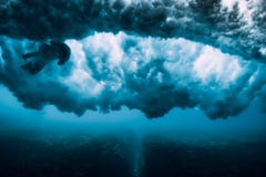 Tuffo della donna del surfista subacqueo Tuffo di Surfgirl sotto l'onda immagine stock Tuffo della donna del surfista subacqueo Tuffo di Surfgirl sotto l'onda immagine stock