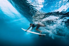 Tuffo della donna del surfista subacqueo Tuffo di Surfgirl sotto l'onda immagine stock libera da diritti Tuffo della donna del surfista subacqueo Tuffo di Surfgirl sotto l'onda immagine stock libera da diritti