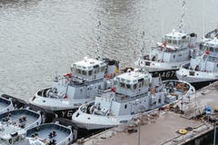 Tugboats Francuska marynarka wojenna cumowali w porcie fotografia royalty free Tugboats Francuska marynarka wojenna cumowali w porcie fotografia royalty free