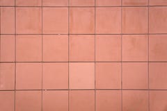 Tuiles de Brown sur le bain orange de mur horizontal images libres de droits Tuiles de Brown sur le bain orange de mur horizontal images libres de droits