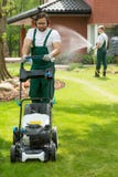 Tuinman die het gazon maait stock foto's Tuinman die het gazon maait stock foto's