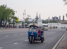 Tuk-tuks o “il motociclo a tre ruote di lor di Sam “sta correndo sulla via di Bangkok immagine stock Tuk-tuks o “il motociclo a tre ruote di lor di Sam “sta correndo sulla via di Bangkok immagine stock