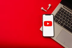 Tula, Rusland - Mei 24,2019: Apple-iPhone X met Youtube-embleem op het scherm royalty-vrije stock fotografie Tula, Rusland - Mei 24,2019: Apple-iPhone X met Youtube-embleem op het scherm royalty-vrije stock fotografie