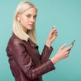 Tula, Rusland - Mei 1, 2019: De gelukkige vrouw het luisteren radio van muziekapple AirPods royalty-vrije stock fotografie Tula, Rusland - Mei 1, 2019: De gelukkige vrouw het luisteren radio van muziekapple AirPods royalty-vrije stock fotografie