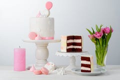 Tulpen en Rode Fluweelcake stock foto's Tulpen en Rode Fluweelcake stock foto's