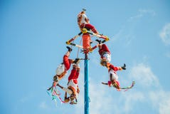 Tulum, мексиканський 22-ое ноября 2010 Традиционный майяский танец в тематическом парке Xel-ha, в полуострове Юкатан в Мексике стоковые фотографии rf Tulum, мексиканський 22-ое ноября 2010 Традиционный майяский танец в тематическом парке Xel-ha, в полуострове Юкатан в Мексике стоковые фотографии rf