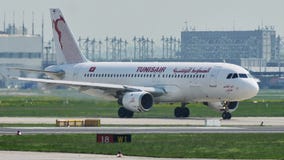 Tunisair hebluje taxiing w Frankfurt lotnisku, FRA Tunisair hebluje taxiing w Frankfurt lotnisku, FRA