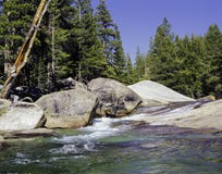 Tuomumnerivier, het Nationale Park van Yosemite stock foto's Tuomumnerivier, het Nationale Park van Yosemite stock foto's