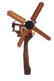 Turbina de viento hecha de la madera con el mecanismo de la rotación aislado en el fondo blanco fotos de archivo Turbina de viento hecha de la madera con el mecanismo de la rotación aislado en el fondo blanco fotos de archivo