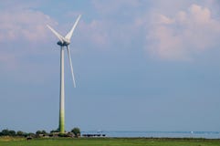 Turbine de vent produisant de l'énergie dans le paysage néerlandais photo stock Turbine de vent produisant de l'énergie dans le paysage néerlandais photo stock