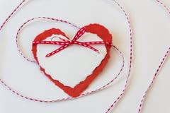 Turbinii del nastro intorno a due cuori di carta di amore del biglietto di S. Valentino Fotografie Stock Libere da Diritti Turbinii del nastro intorno a due cuori di carta di amore del biglietto di S. Valentino Fotografie Stock Libere da Diritti