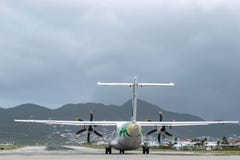 Turbo-prop των Αντιλλών αέρα μέσα δίδυμα περιφερειακά αεροσκάφη ATR 42-500 στο διάδρομο στοκ φωτογραφία με δικαίωμα ελεύθερης χρήσης Turbo-prop των Αντιλλών αέρα μέσα δίδυμα περιφερειακά αεροσκάφη ATR 42-500 στο διάδρομο στοκ φωτογραφία με δικαίωμα ελεύθερης χρήσης