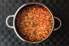 Turco Kuru Fasulye/fagioli in salsa in vaso fotografia stock Turco Kuru Fasulye/fagioli in salsa in vaso fotografia stock