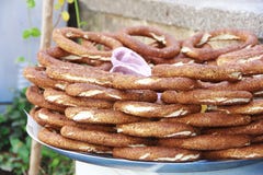 Tureccy bagels z sezamowym simit na rynku fotografia stock Tureccy bagels z sezamowym simit na rynku fotografia stock