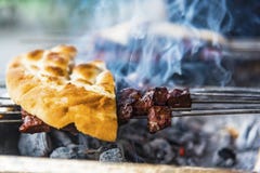 Turecki tradycyjny posiłek dzwoniący «ciger «robić wątróbką na bbq z kawałkiem chleb, zakończenie w górę zdjęcia royalty free Turecki tradycyjny posiłek dzwoniący «ciger «robić wątróbką na bbq z kawałkiem chleb, zakończenie w górę zdjęcia royalty free