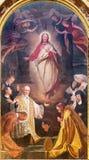 TURIN ITALIEN - MARS 13, 2017: Målningen av hjärta av Jesus bland helgonen i den kyrkliga Chiesa dellaen Visitazione royaltyfria bilder TURIN ITALIEN - MARS 13, 2017: Målningen av hjärta av Jesus bland helgonen i den kyrkliga Chiesa dellaen Visitazione royaltyfria bilder